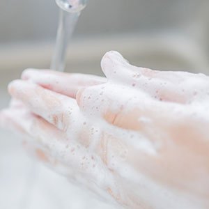 Mantener una correcta higiene diaria de tus manos también es fundamental a la hora de presumir de uñas sanas.
