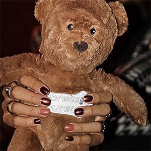 Las uñas en tonos marrones si además son en acabado brillante, el resultado es un éxito total. Consíguelas con los esmaltes Misfit right in, Penny Talk, Buy me a cameo, Tea&Crumpets y Breaking the bold de essie.