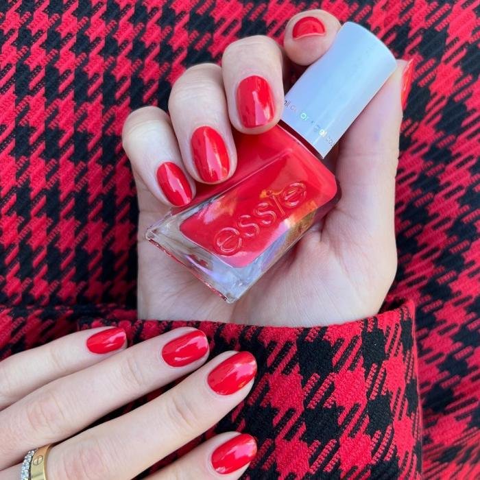 Qué color de uñas usar para un vestido rojo?