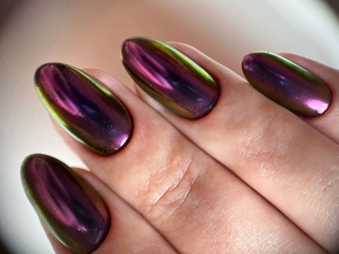 Chrome nails