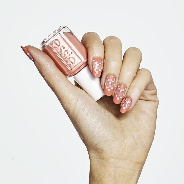 Uñas coral cut-out: el diseño fresco que necesitas
