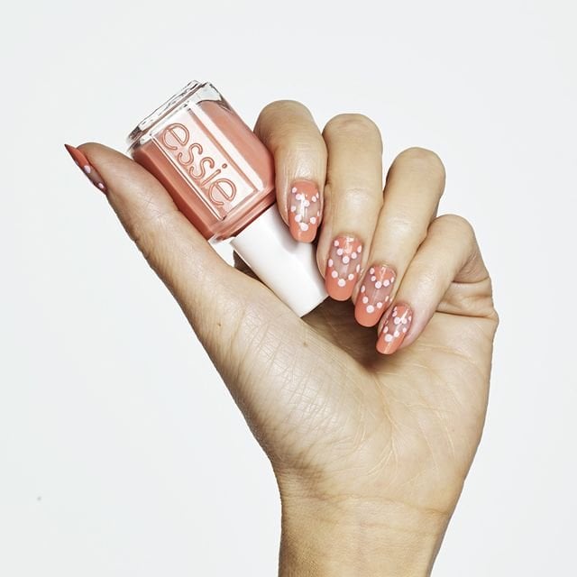 Uñas coral cut-out: el diseño fresco que necesitas