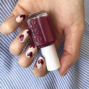 Los corazones son un dibujo de uñas que no puede estar más in. Hazte con un granate como el esmalte Bordeaux de essie y enamórate decorando tu manicura.