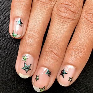 Las estrellas son otro dibujo de uñas que no paramos de ver. Los esmaltes brilli-brilli de la colección de essie son perfectos para esta misión.