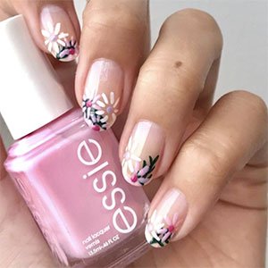 Las flores son otro de los dibujos de uñas más top. Recréalas con la amplísima colección de esmaltes de essie y diviértete con los colores que más te gusten.