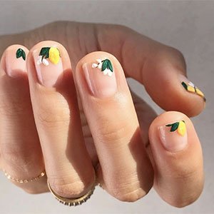 ¿Nunca has probado las frutas como dibujo para tus uñas? Pues los limones de la imagen son lo más. Hazte con los tonos Blanc y Mint Candy Apple de essie y tendrás el primer paso ganado.