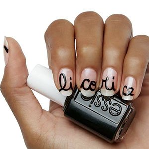 Las letras funcionan a la perfección como idea de dibujo para tus uñas. El esmalte negro Licorice de essie puede ser tu mejor compañero de batalla para escribir lo que quieras.
