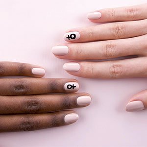 ¿Qué tal unos símbolos como dibujo para tus uñas? Cualquiera de los tonos de la amplísima colección de esmaltes de essie puede valer, pero sí que es verdad que el negro Licorice queda muy rotundo.