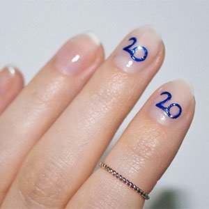 ¿Qué te parecen los números como idea de dibujo en tus uñas? A nosotras nos encantan. Ya sabes, hazte con un pincel de punta muy fino y sumérgelo en cualquiera de los esmaltes de essie. En la imagen, el azul Aruba Blue.