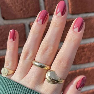 Un diseño de uñas sencillo es esta manicura media luna triangular. Coge un pincel fino, mójalo en el esmalte Get a mauve on de la gama expressie de essie y, cuando tengas los márgenes del triángulo delimitados, ya solo tienes que rellenar.