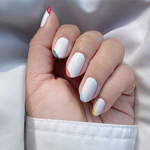 Un diseño de uñas sencillo y bastante millennial es esta manicura francesa concentrada en las esquinas. Llévala a tu terreno con los distintos tonos de la colección de esmaltes de essie.