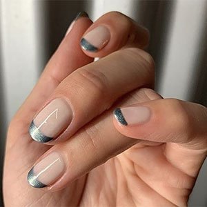 El diseño de uñas sencillo por excelencia: la manicura francesa. Consíguela con los tonos Mademoiselle y Gadget Free de essie.