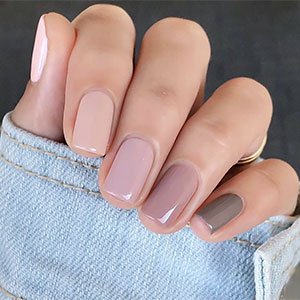 Las uñas arcoíris, también conocidas como manicura skittle, son un diseño de uñas sencillo y muy muy actual. Elige un color y apuesta por sus distintas declinaciones. Dentro de la colección de esmaltes de essie encontrarás la escalera cromática que buscas recrear.