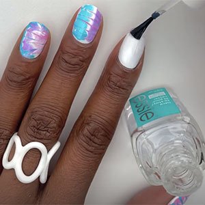 Si buscas clavar tu manicura tie-dye ten en cuenta que tanto en el primer como en el segundo paso vas a necesitar la ayuda de la base Here to stay de essie.