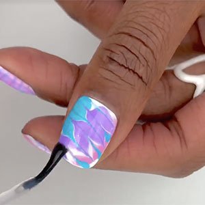 Pon el broche a tu manicura tie-dye con una capa del top coat Gel Setter de essie. Un acabado gel que te ofrecerá un brillo espectacular.