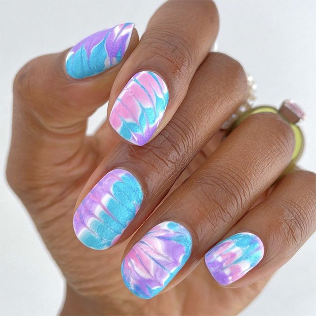 Atrévete con la manicura tie-dye gracias a la amplísima colección de esmaltes de essie.
