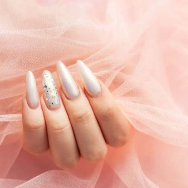 uñas blanco perlado