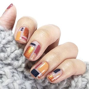 Las uñas abstractas geométricas funcionan a la perfección. Más aún si les sumas una nota de brilli brilli con el esmalte Penny Talk de essie.