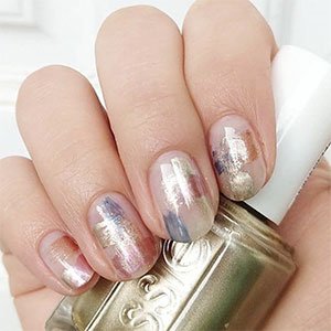 Las uñas abstractas glitter nos vuelven locas. Recréalas a tu gusto con una sola capa de los esmaltes más brillantes de essie.