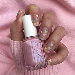 ¿Uñas con corazones? Están de moda. ¿Colores pastel? Están súper de moda. Combina ambas tendencias con la ayuda de los esmaltes de essie y triunfa.