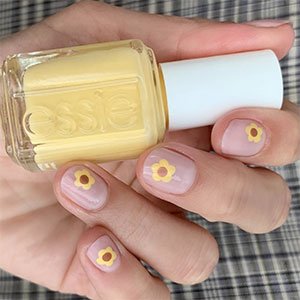 ¿Quieres llevar unas uñas con flores muy nice? Pues este ejemplo es sencillo y resultón. Las combinaciones de colores son infinitas. Eso sí, elige los dos tonos dentro de la amplísima gama de esmaltes de essie.