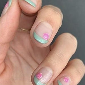 Dentro del reto de pintarte unas uñas con flores, uno de los pasos más complicados es el del dibujo de la propia flor. ¿La quieres rosa? Pues usa el tono In the time zone para el exterior y el intenso Lovie Dovie para el interior (ambos de essie).