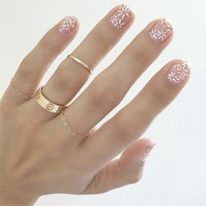 Esta alternativa de las uñas con flores nos tiene enamoradas. Sencillez y originalidad a partes iguales. El esmalte Blanc de essie sería el protagonista de esta manicura tan top