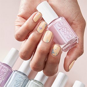 Las uñas con flores en versión pastel son tendencia por partida doble. Selecciona los tonos más pastel de la gama de essie y… ¡manos a la obra!