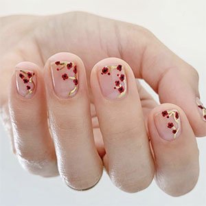 ¡Uñas con flores pero más sofisticadas? El negro y el rojo son imbatibles en este aspecto. ¿Qué tal un combo de los tonos Seize the minute y Licorice (ambos de essie)?