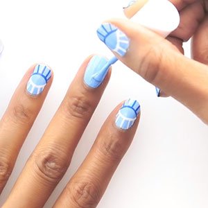Antes de pintar tus uñas con ojos, aplica un par de capas del esmalte Bikini so teeny de essie a modo de fondo.