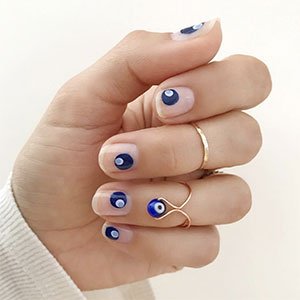 Aplica una base brillante como las de essie y pinta tus uñas con ojos turcos. ¡Causarás sensación!  
