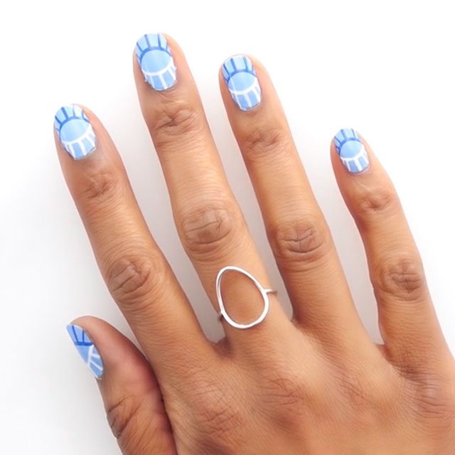 Consigue este diseño de uñas con ojos con los esmaltes y tratamientos de essie.