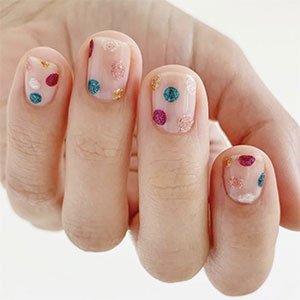 Uñas con Puntos Glitter