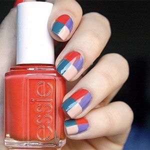 Luce unas uñas a cuadros originales combinando cuatro pintauñas de essie, entre ellos, Tangoed in love de la Summer Collection de essie.