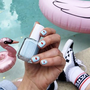 Combina el pintauñas Take the lead de la Summer Collection de essie con otro y lucirás unas uñas con cuadros al estilo minimalista.