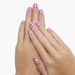 Consigue unas uñas con cuadros vichy con un esmalte blanco y otro rosa de essie.