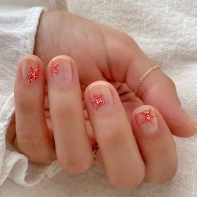 Consigue unas uñas estrella de mar inolvidables con la ayuda de la amplísima colección de esmaltes de essie. ¡Tienes un montón de colores para elegir!