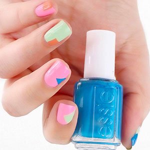 Consigue este diseño de uñas geométricas multicolor combinando los esmaltes de secado rápido de Expressie. 