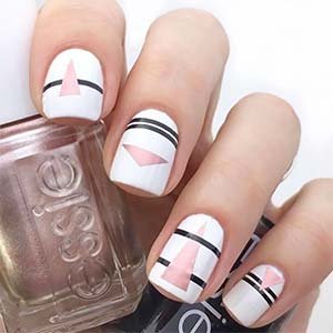 Consigue este diseño de uñas geométricas con rayas y triángulos utilizando los esmaltes de secado rápido de Expressie. 