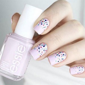 Pinta varios puntos con los esmaltes de essie y consigue unas uñas con lunares mini que imiten a la manicura confeti.