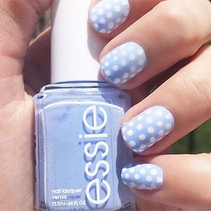 Combina dos pintauñas de essie que vayan a juego con tu estilismo y márcate unas uñas con lunares increíbles para la Feria de Abril. 
