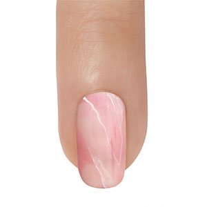 Para conseguir unas uñas mármol con acabado mate solo necesitas una capa del top coat Matte about you de essie.
