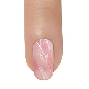 En unas uñas mármol no pueden faltar las grietas. Simúlalas con la ayuda del esmalte Blanc de essie. No hace falta que te digamos de qué color es, ¿no?