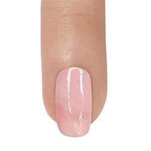 Para trabajar unas uñas mármol los relieves son fundamentales. ¿Cómo los conseguimos? Con distintas tonalidades. En este caso, encima del rosa Sugar Daddy dibuja las vetas con un tono más intenso como Spaghetti Strap (también de essie).