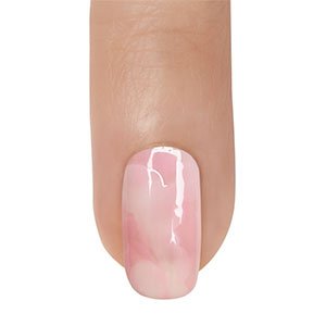 Venga, que ya estás a la mitad de conseguir unas uñas mármol más que aceptables. Con la esponja, repite la aplicación del tono Spaghetti Strap de essie para remarcar más la veta.