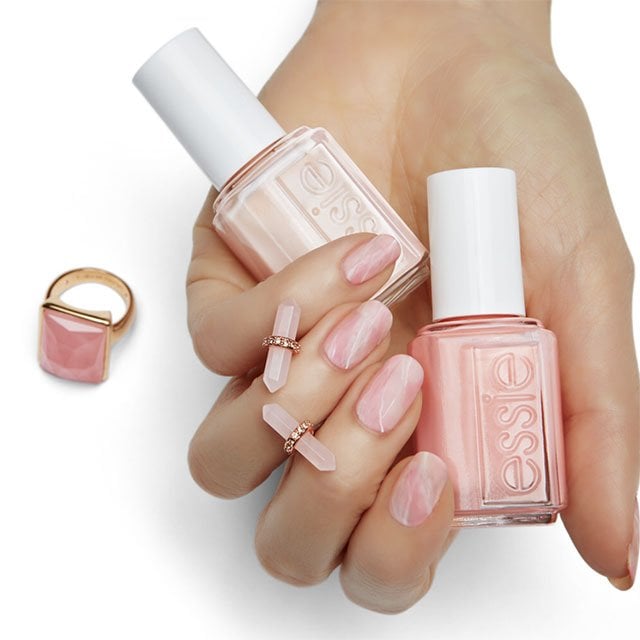 Consigue unas uñas mármol “nivel leyenda” con la amplísima colección de esmaltes de essie.