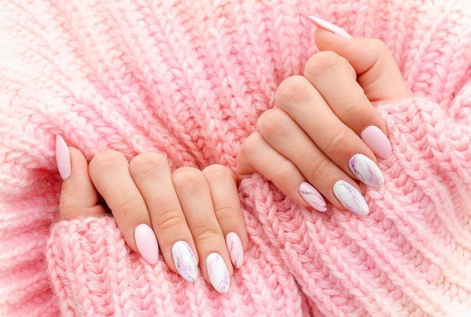 uñas marmoleadas de colores