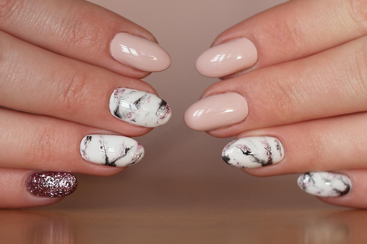 uñas marmoleadas