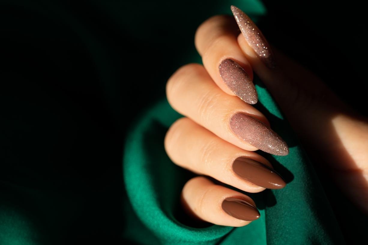 uñas mocha mousse