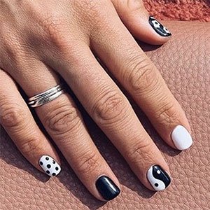 Las uñas yin yang en versión blanco y negro son un clásico completamente revisionado. Varias tendencias en una sola mano para las que solo necesitarás contar con los esmaltes Blanc y Licorice de essie.